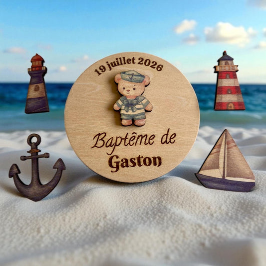 Magnets en bois thème marin (ourson, phare, ancre, bateau) présentés ensemble sur un support en bois naturel."