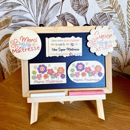 Collection Magnets en bois personnalisés en forme de fleur et de feuille de cahier, disposés à côté de leur emballage cadeau en papier de soie beige."