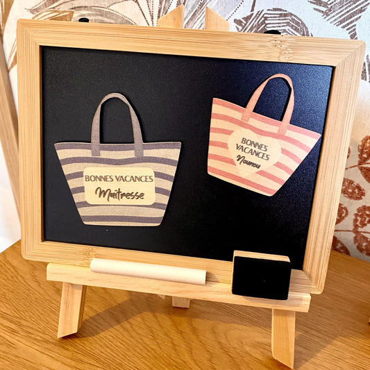 Magnet en bois motif sac de plage avec personnalisation, présenté dans son emballage en papier de soie beige et raphia."