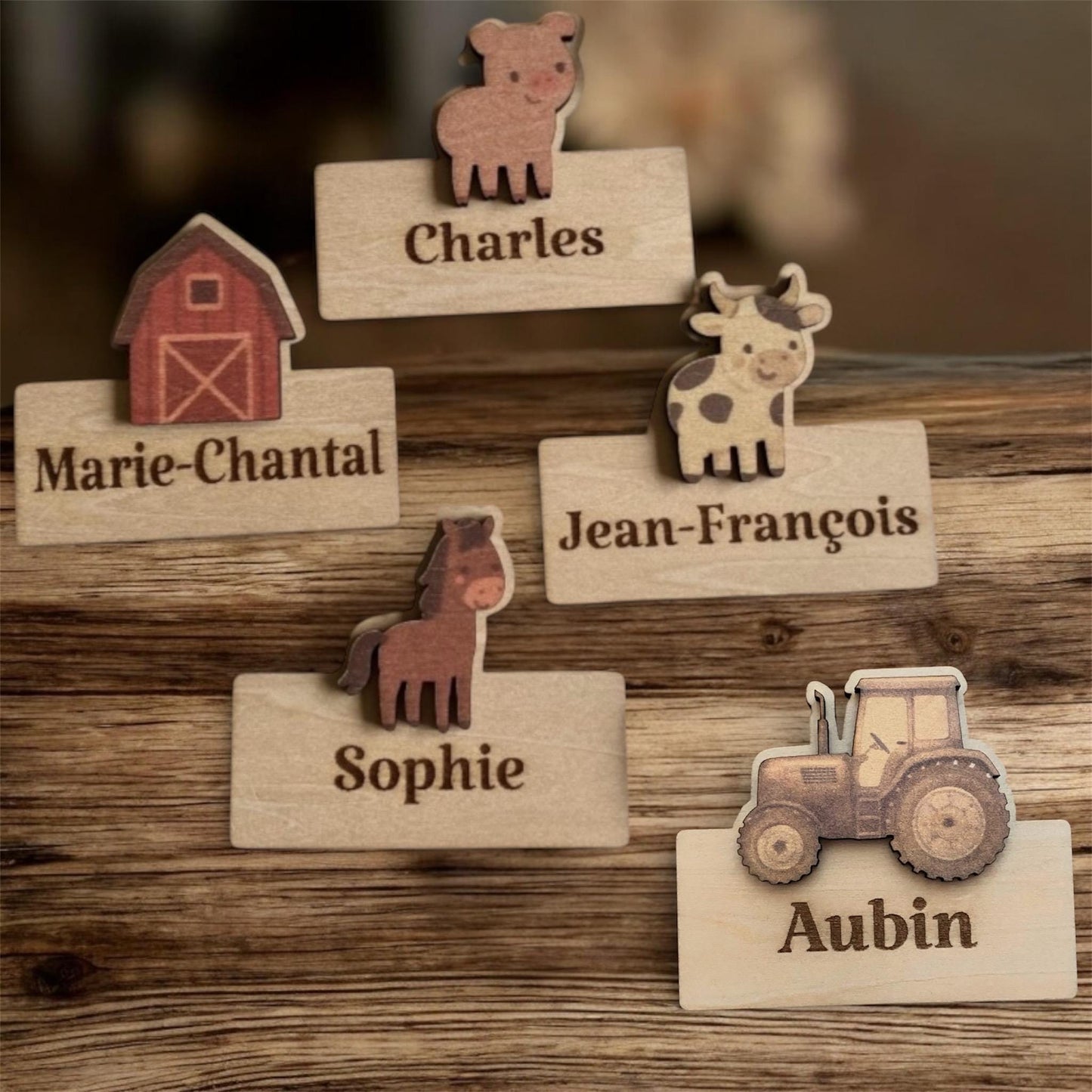 marque place avec personnage de la ferme tracteur vache cheval cochon