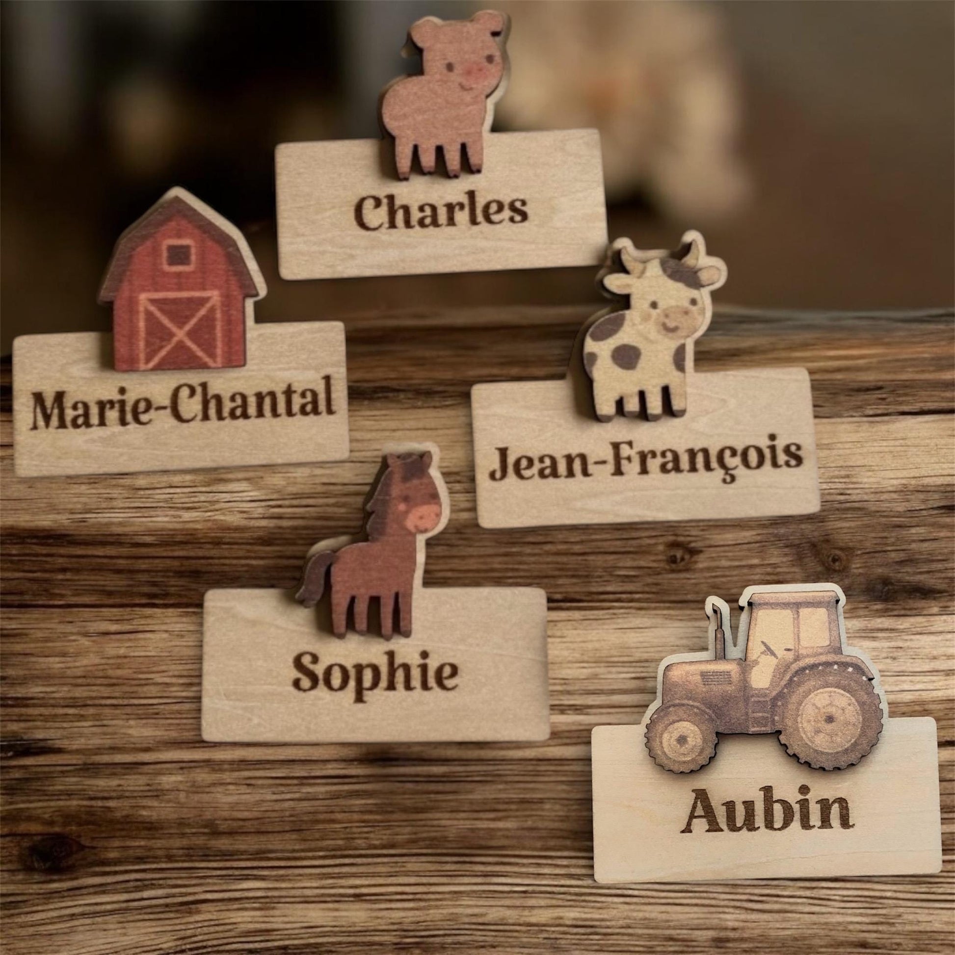 marque place avec personnage de la ferme tracteur vache cheval cochon