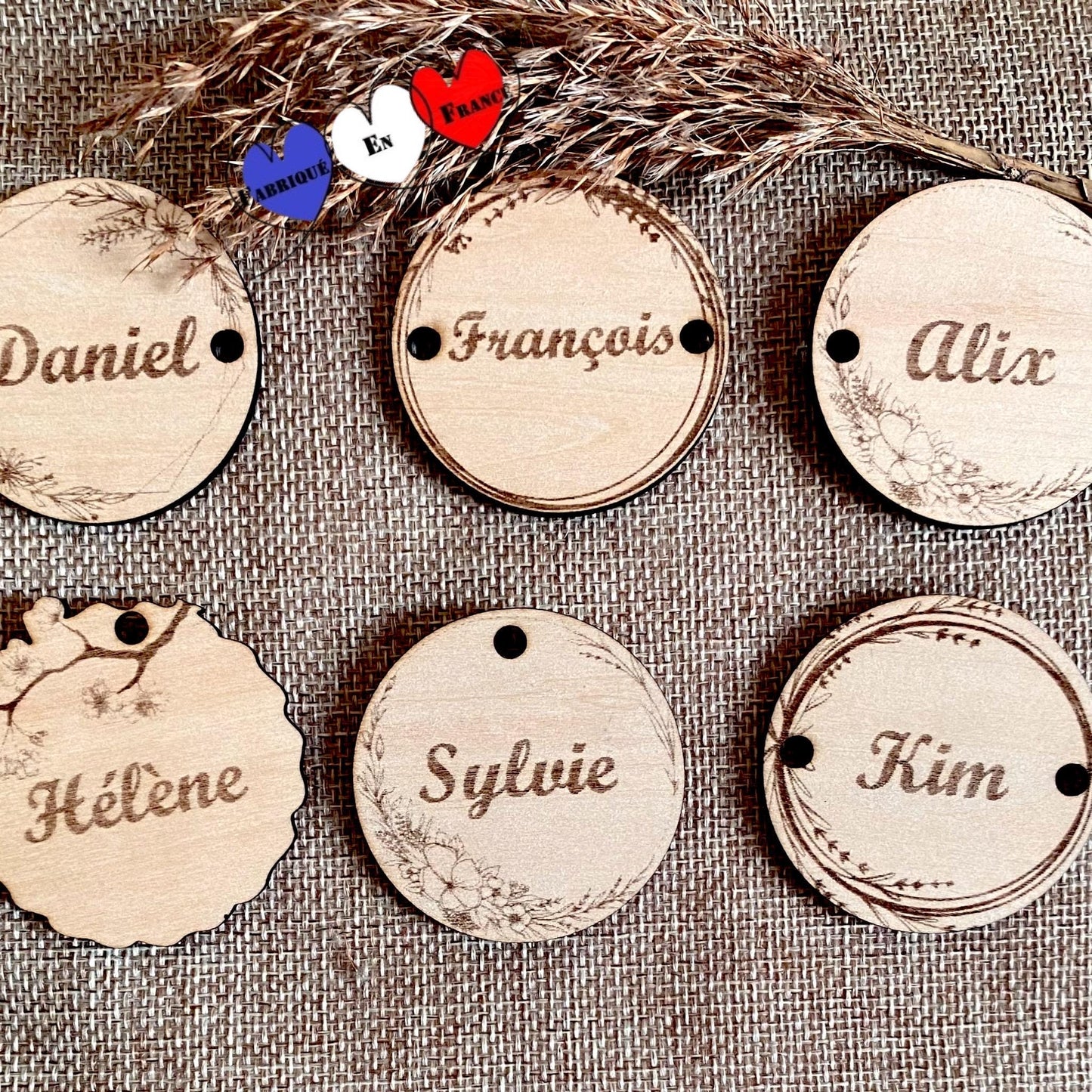 Ensemble de marque-places en bois disposés joliment sur une table de réception.