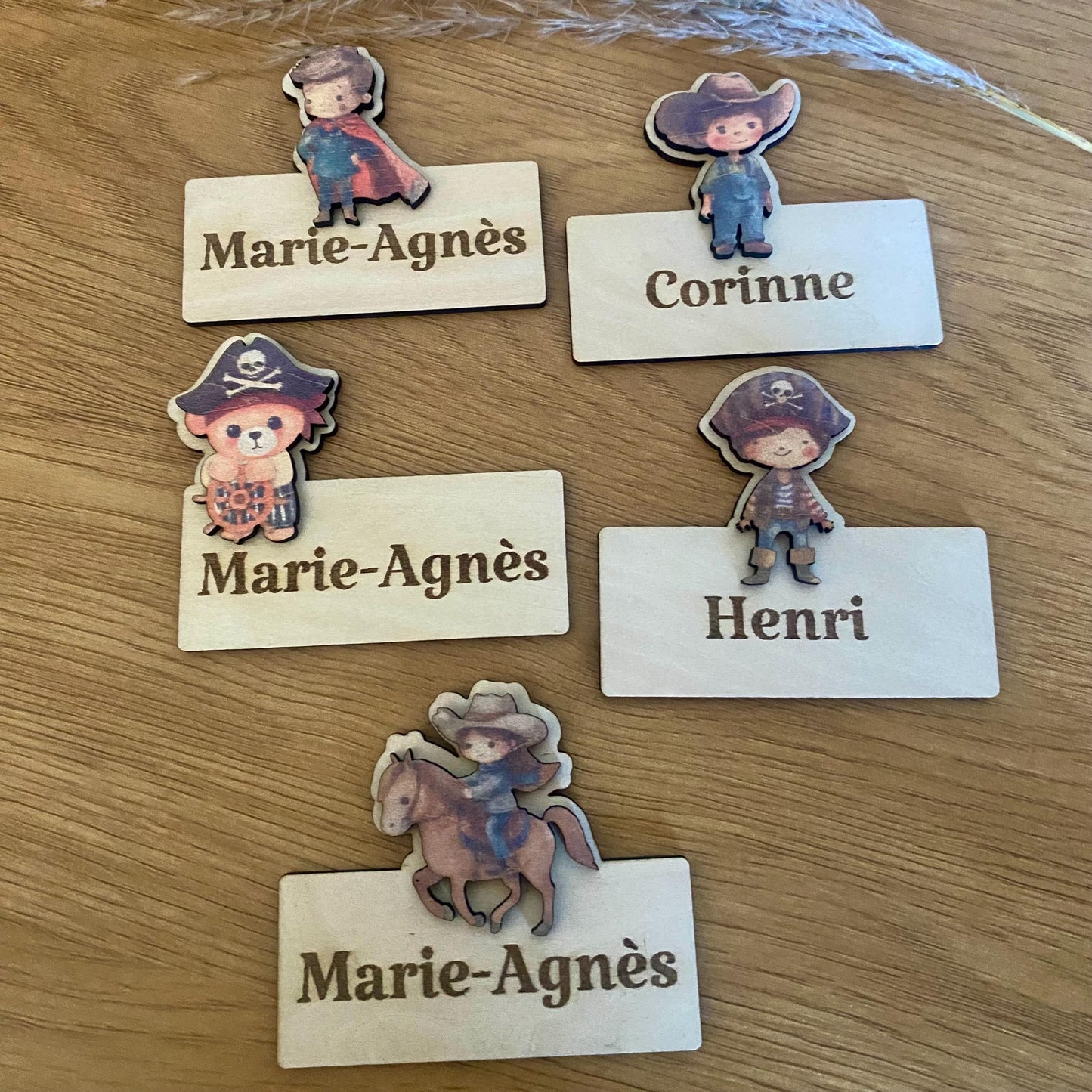 Assortiment de marque-places et magnets en bois sur les thèmes pirate, chevalier et super-héros.