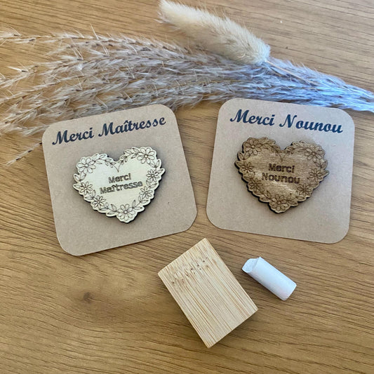 Présentation des câlins de poche maîtresseou nounou en bois brut ou bois gravé