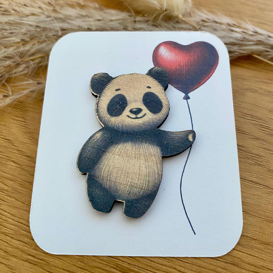 Petit panda en bois imprimé, accompagné de sa carte de présentation, sur un support naturel