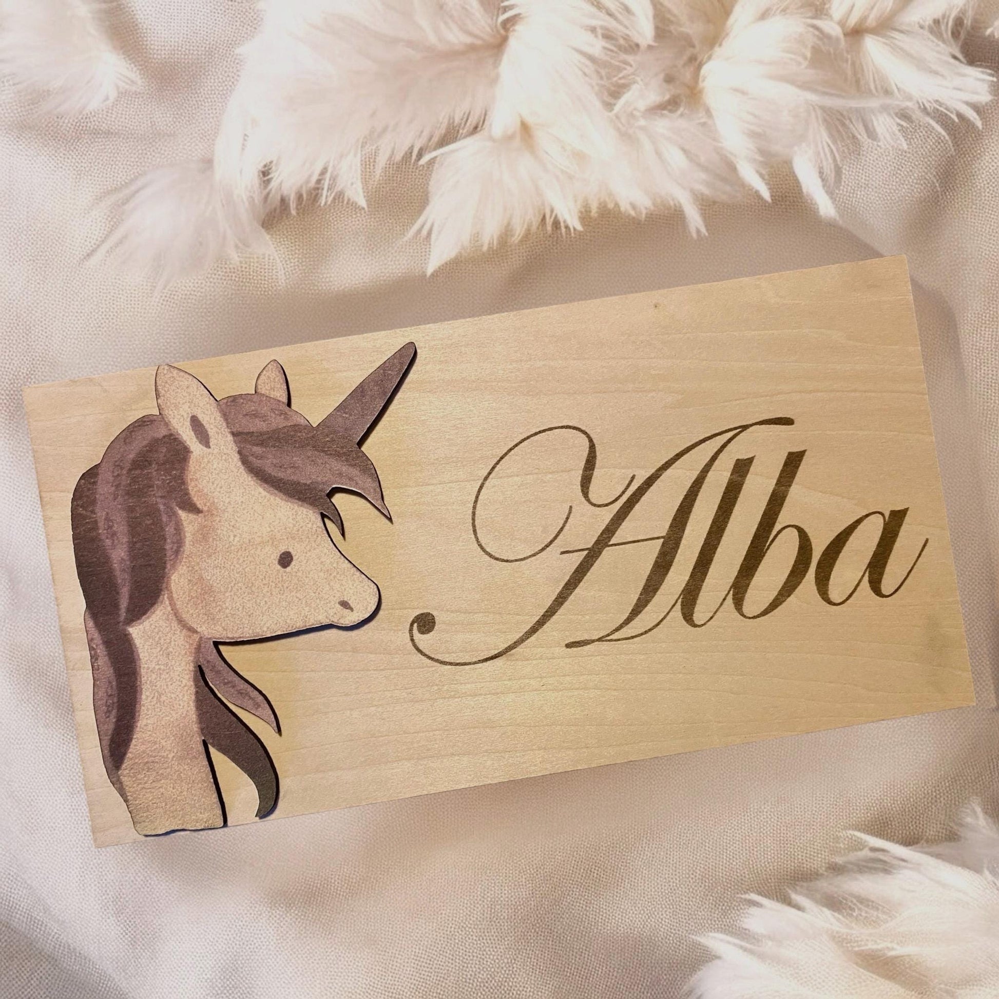 Plaque de porte en bois gravée personnalisée pour chambre de bébé.