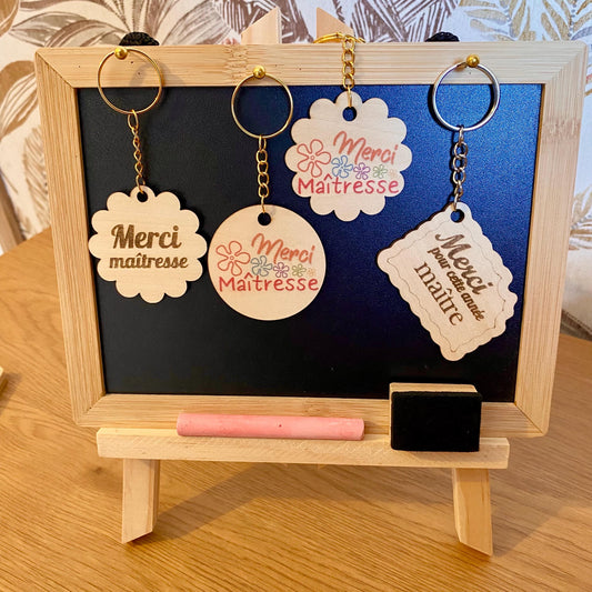 Porte-clés en bois personnalisé avec motif décoratif pour cadeau de fin d'année.