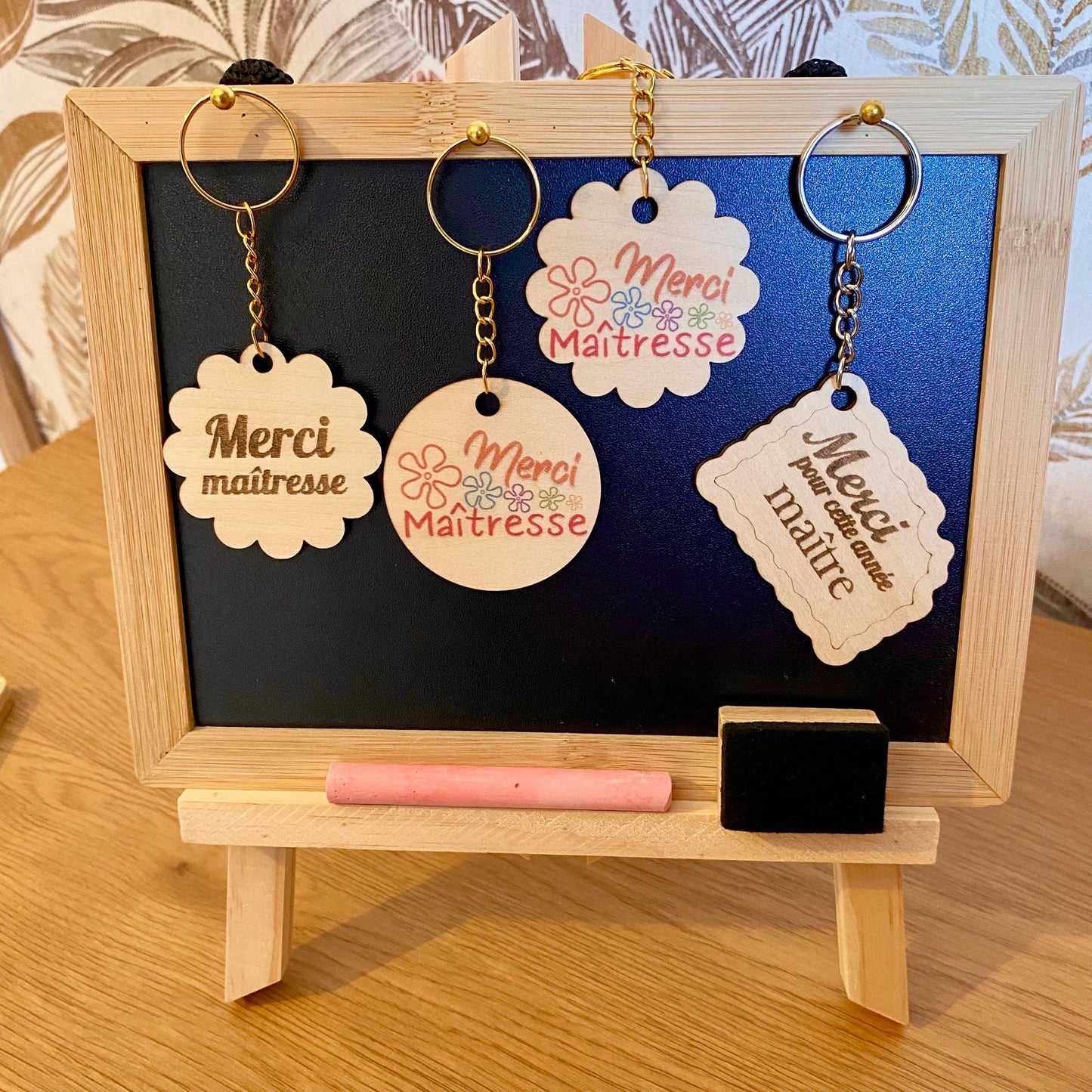 Porte-clés en bois personnalisé avec motif décoratif pour cadeau de fin d'année.